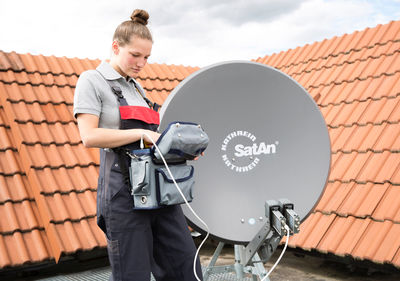 Frau schließt Satellit an